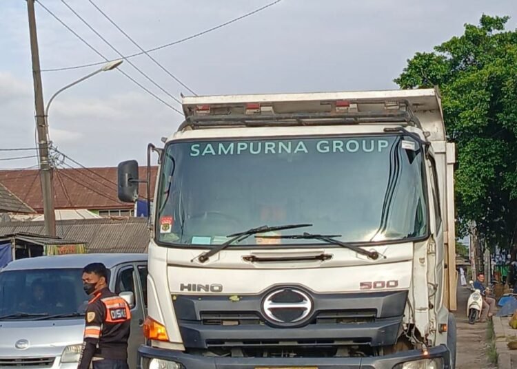 Langgar Jam Operasional, Truk Tambang Hantam Portal Pembatas di Parungpanjang
