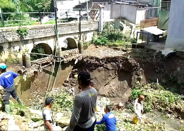 PSDA Akan Kaji Penyebab Tanah Amblas Kali Cidepit Sedalam 6 Meter
