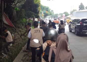 Petugas Gabungan Sisir Sampah Visual APK di Pelosok Kota Bogor 