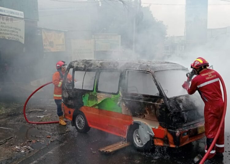 Mogok di Tanjakan Empang, Angkot Terbakar Hingga Gosong