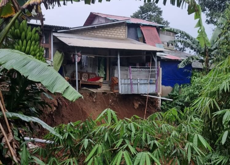 Tebing di Pamoyanan Longsor, Rumah Warga Menggantung