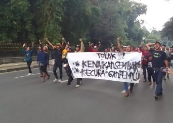 Tolak Kenaikan Harga Sembako, Massa Demo di Pintu Istana Kepresidenan Bogor