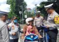 Operasi Lodaya di Kota Bogor, Polisi Bagikan Sabuk Keselamatan untuk Pemotor Bawa Anak