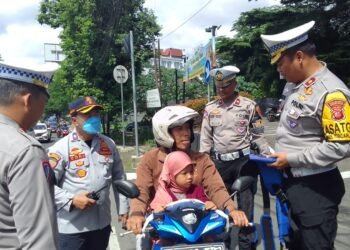 Operasi Lodaya di Kota Bogor, Polisi Bagikan Sabuk Keselamatan untuk Pemotor Bawa Anak 
