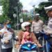 Operasi Lodaya di Kota Bogor, Polisi Bagikan Sabuk Keselamatan untuk Pemotor Bawa Anak