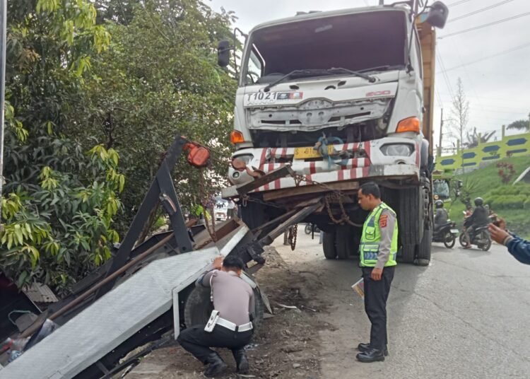 Hilang Konsentrasi, Truk Derek Tabrak 4 Pengendara Motor di Klapanunggal