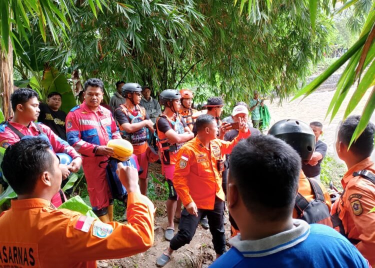 Terpeleset Saat Menyeberang Bersama Suami, Perempuan Paruh Baya Hanyut di Sungai Tanjungsari 