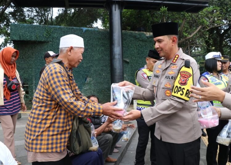 Tebar Kebarokahan, Polresta Bogor Kota Berbagi Takjil di Alun-alun