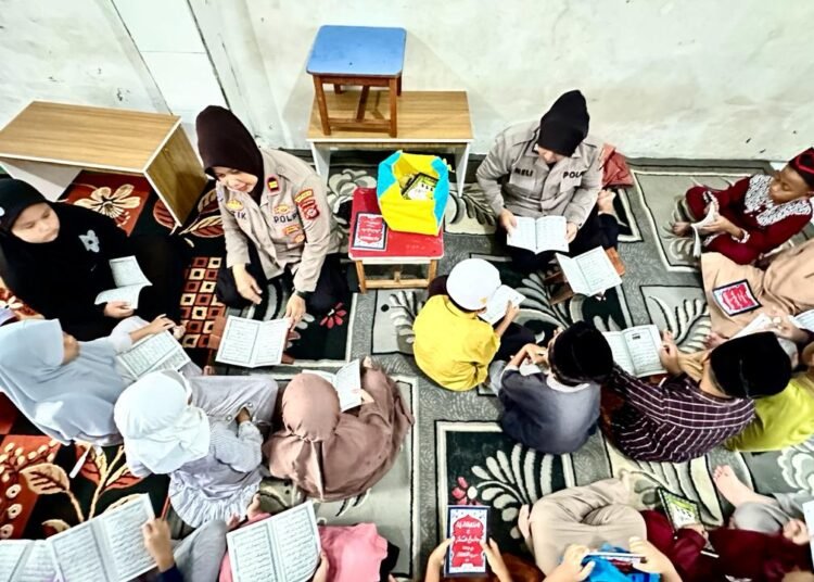 Saat Polwan Kota Bogor Mengajar Ngaji Anak-anak TPA Zulfa Noor