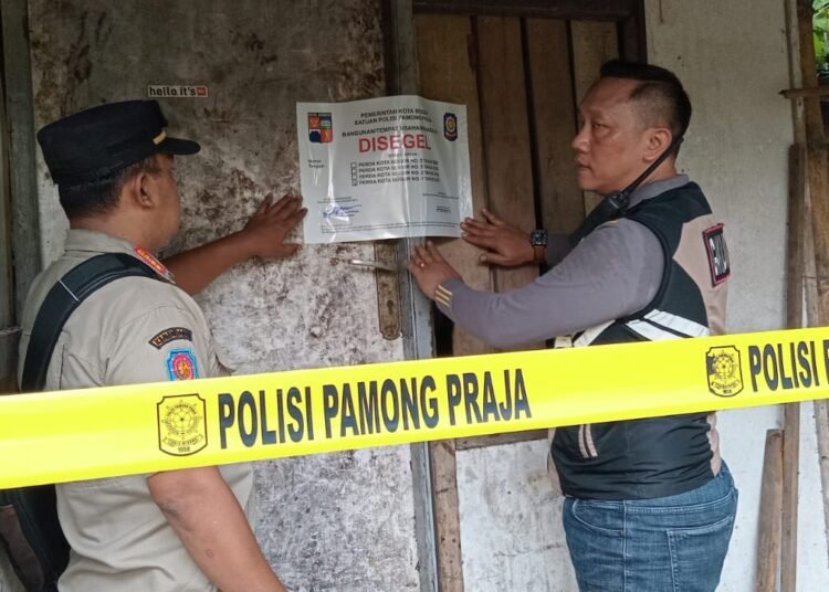 Satpol PP Kota Bogor Segel Gudang yang Diduga Cemari Sungai Ciliwung 