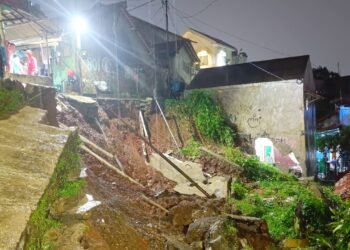 Longsor di Ciparigi, Tiga Rumah Terdampak, Satu Warga Tertimbun