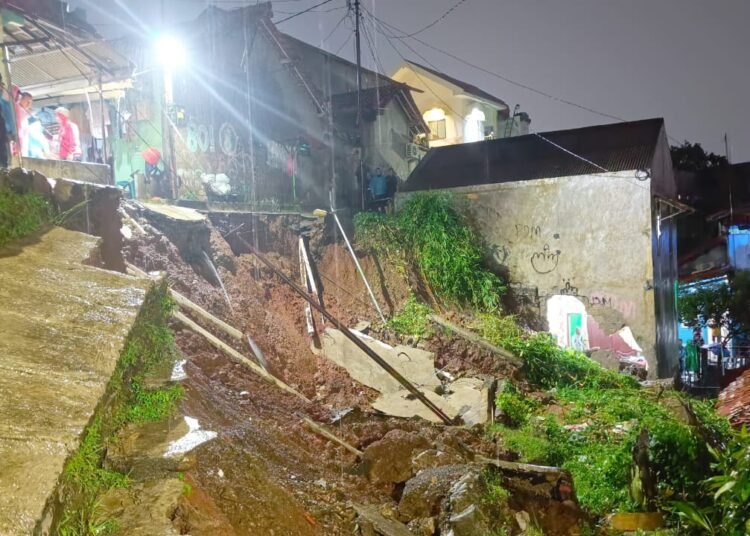 Banjir dan Longsor di Bogor Timbun Warga