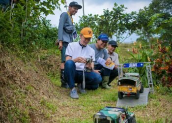 Serunya, Ngabuburit Sambil Bermain Remote Control di Bukit Pupay