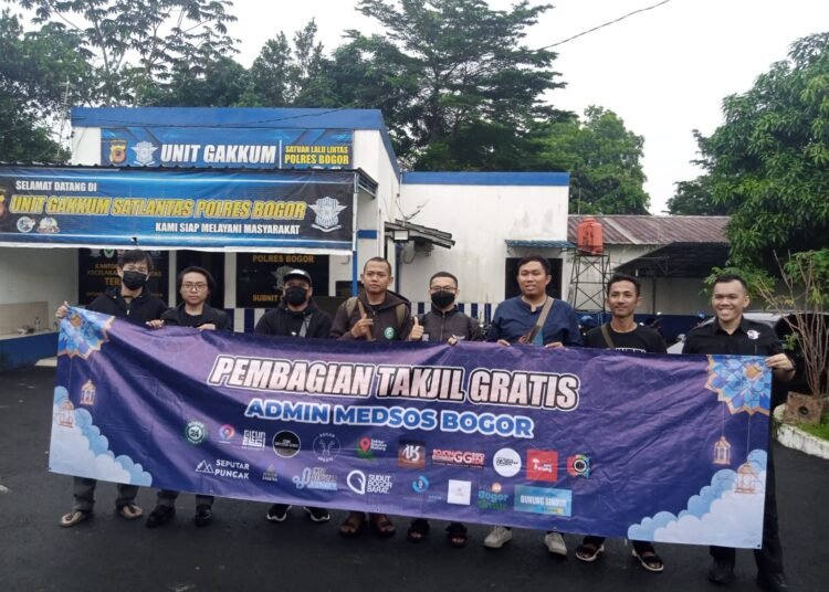Jadi Agenda Silaturahmi, Admin Medsos Bogor Bersama Satlantas Polres Bagikan Takjil Gratis di Cibinong 