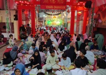 Momen Ratusan Anak Yatim Buka Puasa Bersama di Vihara DhanagunĀ