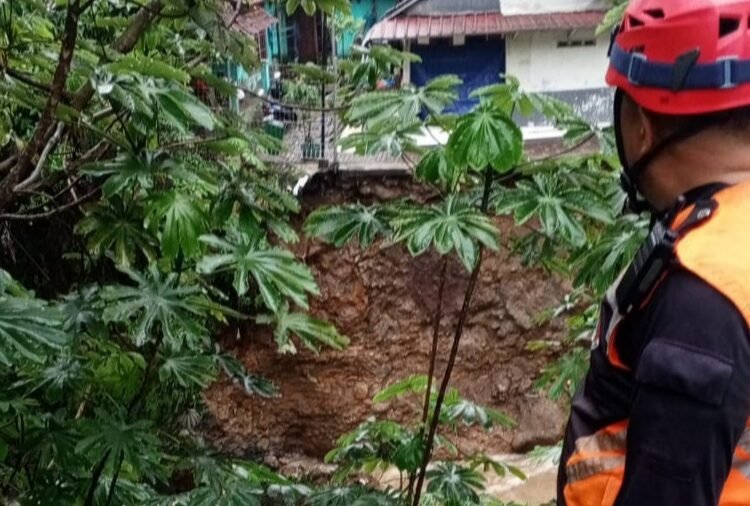 Tebing Sungai Ciliwung di Katulampa Longsor, 2 Rumah Terancam