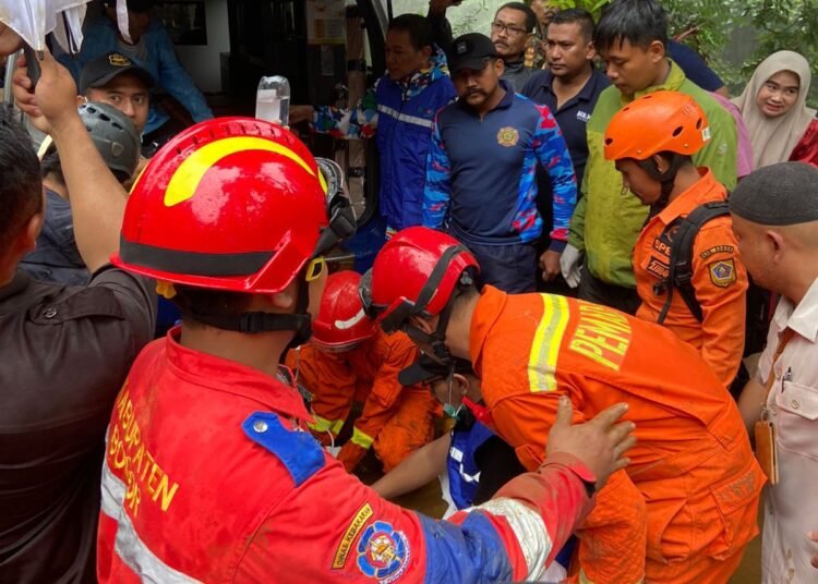 Alhamdulillah, Korban Tertimbun Longsor di Puncak Ditemukan Selamat