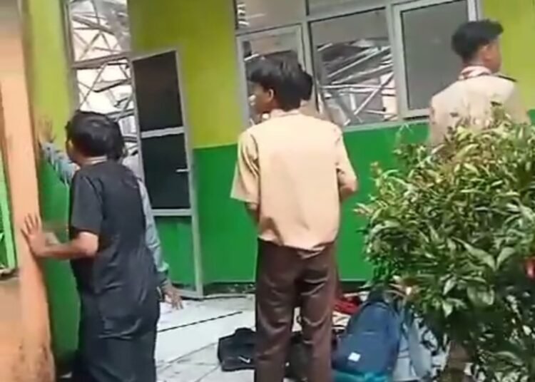 Atap SMAN 1 Ciampea Ambruk, Puluhan Siswa Dikabarkan Terluka