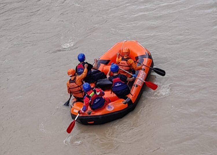 Perempuan Paruh Baya yang Hanyut di Sungai Tanjungsari Belum Ditemukan 