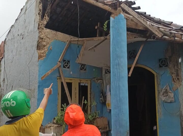 Kondisi rumah warga di Bojonggede yang ambruk usai diguyur hujan deras (Dok.BPBD)