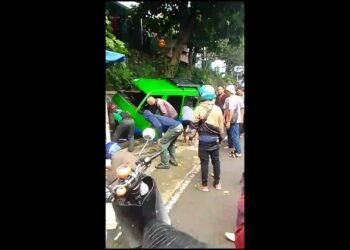 Rem Blong, Angkot Tabrak Trotoar di Bondongan, 4 Orang Terluka