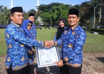 Camat Cibinong Beri Semangat Dua Koleganya yang Pensiun : Tetap Berkarya di Tengah Masyarakat