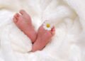Berbalut Kain, Warga Gunungputri Dibuat Kaget Bayi Berlumur Darah di Sebuah Warung