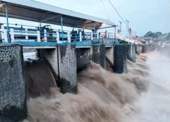 Bendung Katulampa Siaga 3, Satu Pintu Air Jebol
