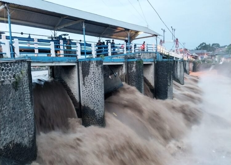 Bendung Katulampa Siaga 3, Satu Pintu Air Jebol