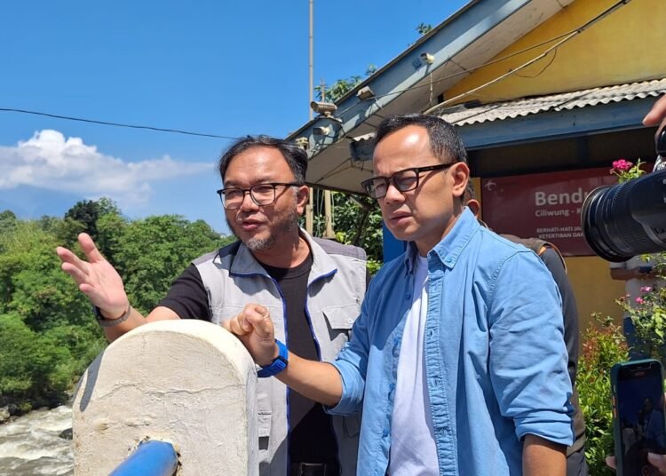 Pintu Penguras Bendung Katulampa yang Jebol Ditangani Sementara Pakai Bambu 