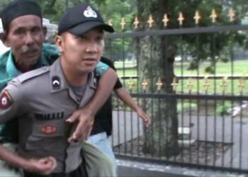 Aksi Heroik Anggota Polresta Bogor Kota Gendong Kakek saat Antre Pembagian Sembako dari Presiden Jokowi 