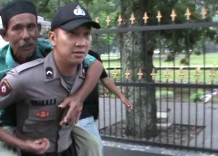 Aksi Heroik Anggota Polresta Bogor Kota Gendong Kakek saat Antre Pembagian Sembako dari Presiden Jokowi
