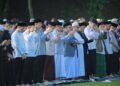 Bima-Dedie serta Warga Salat Idulfitri di Lapangan Sempur