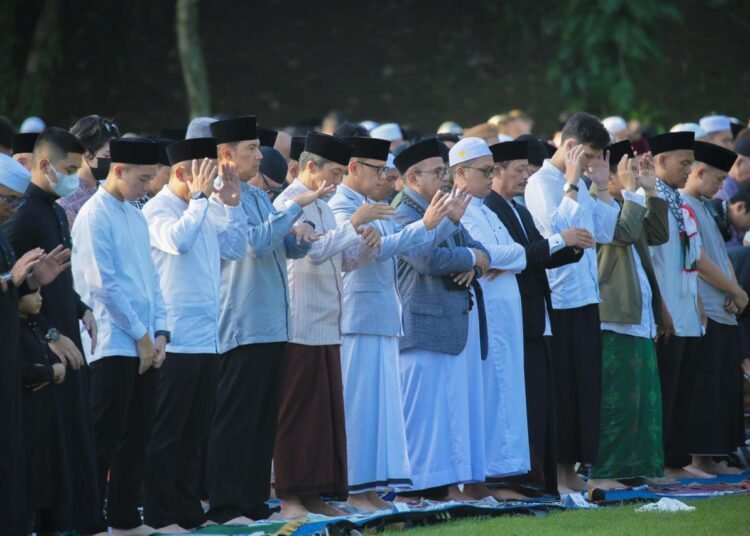 Bima-Dedie serta Warga Salat Idulfitri di Lapangan Sempur