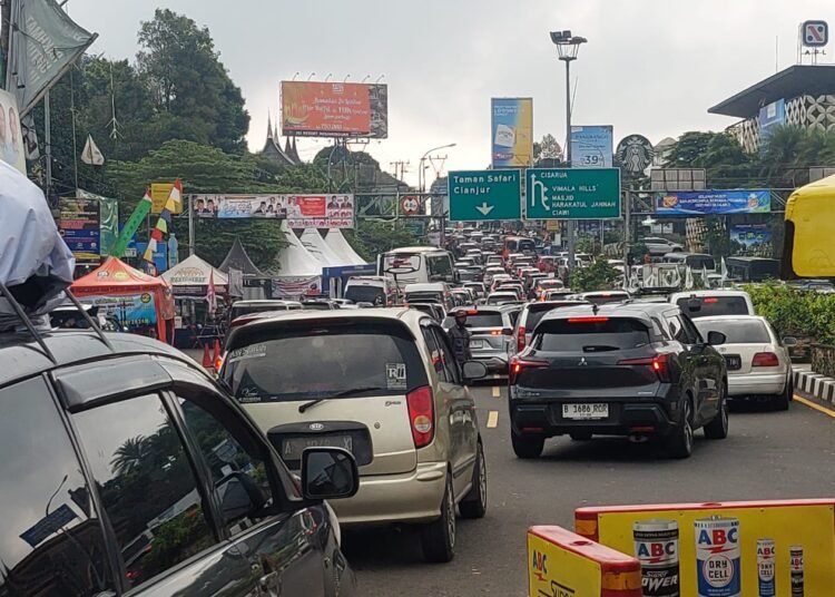 Lalin di 2 Persimpangan Padat, Polisi Terapkan One Way Arah Puncak Bogor 