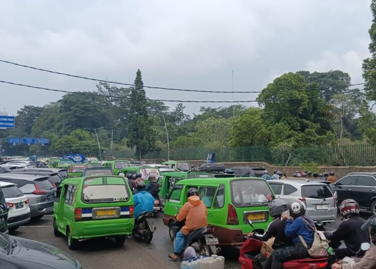 Libur Lebaran, Arus Lalu Lintas di Jalan Otista Kota Bogor Diwarnai Kepadatan