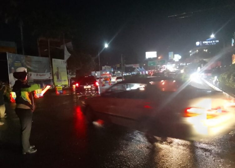 7 Jam One Way Arah Jakarta, 80 Ribu Kendaraan Melintas di Puncak Bogor