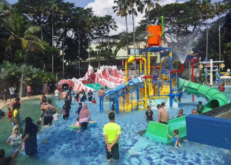 Libur Lebaran, Wahana Air The Jungle Waterpark Diserbu Pengunjung