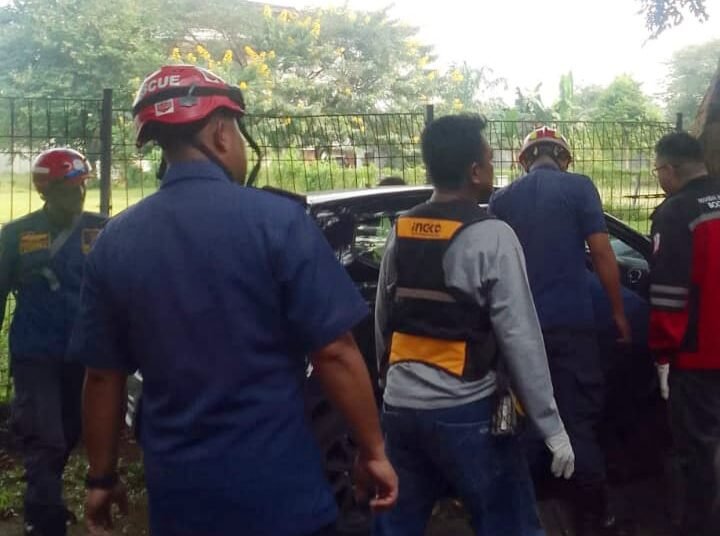 Mobil Tabrak Pohon di Katulampa, Penumpang Terjepit Dievakuasi Damkar