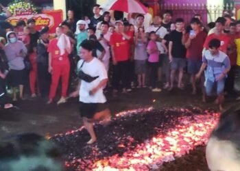 Jaga Tradisi, Warga Etnis Tionghoa Gelar Ritual Injak Bara Api di Klenteng Han Tan Kong Cileungsi 