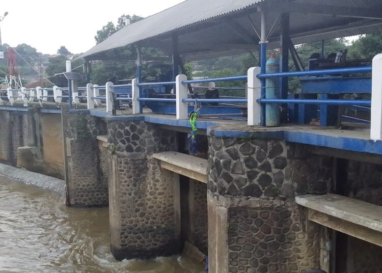 Pintu Penguras Bendung Katulampa Dipasang, Akses Jalan Ditutup