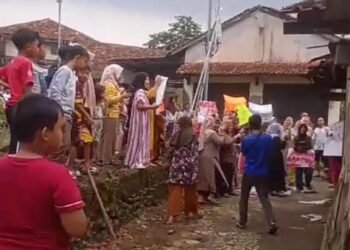 Tangkapan layar aksi ratusan warga Kampung Kebon Kopi, Desa Ciampea Udik, Kecamatan Ciampea, Kabupaten Bogor, menggelar unjuk rasa di depan sebuah warung yang diduga menjual obat-obatan terlarang (IST/Bogor24Update)