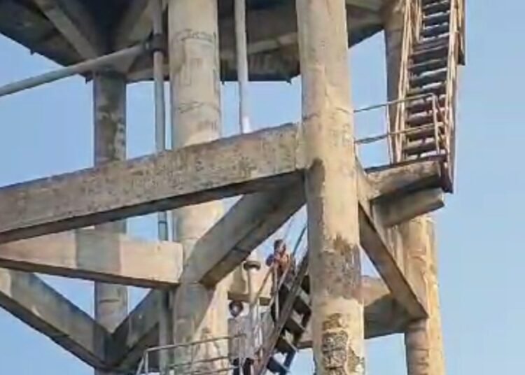 Gegara Hilang HP, Pemuda di Tanah Sareal Nekat Panjat Tower 25 Meter