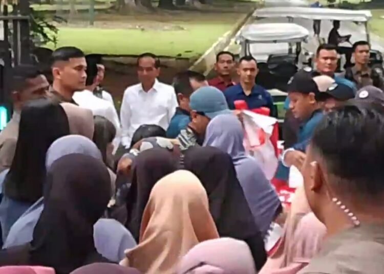 Jokowi Bagikan Ribuan Paket Sembako Kepada Warga Bogor