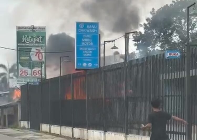 Dua Toko di Gunungputri Hangus Terbakar, Relawan Damkar Terluka