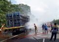 Pecah Ban, Truk Galon Air Mineral Terbakar di Tol Jagorawi