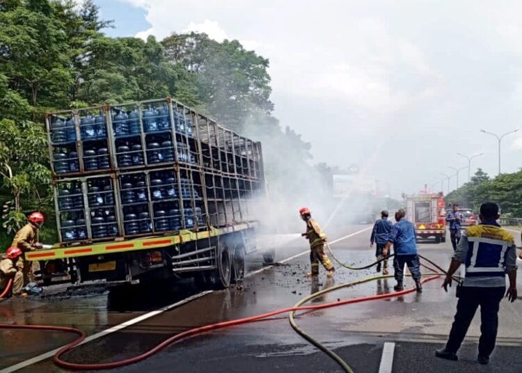 Pecah Ban, Truk Galon Air Mineral Terbakar di Tol Jagorawi