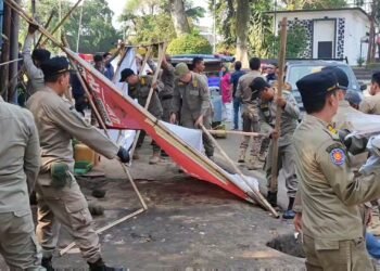 Petugas Gabungan Tertibkan Spanduk Bakal Cawalkot Bogor