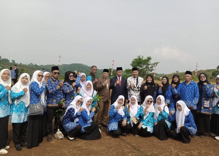 Pj Bupati Uji Komitmen ASN dengan Upacara Hardiknas di Sukajaya