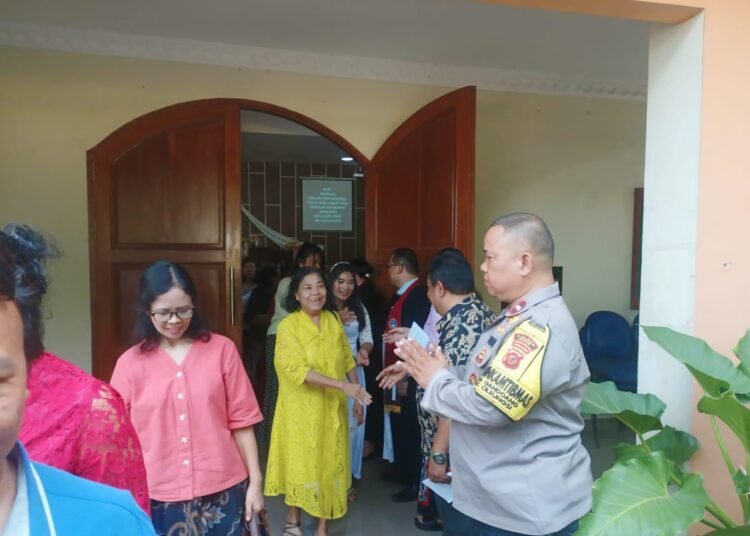 Personel Polsek Cileungsi Jaga Keamanan Ibadah Kenaikan Isa Al Masih